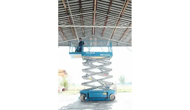 Elektrická nožnicová plošina Genie GS 3246 – 11,75 m