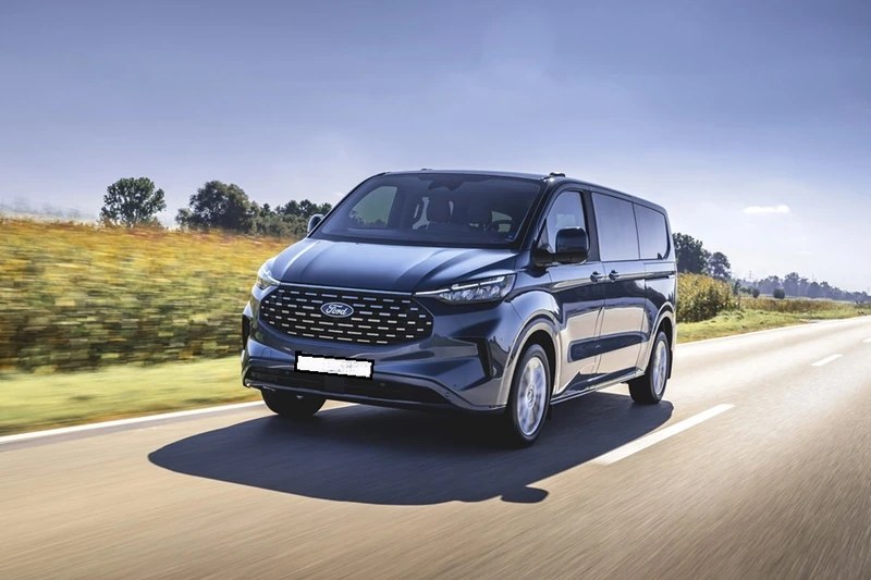 FORD TOURNEO TITANIUM 8-MIEST