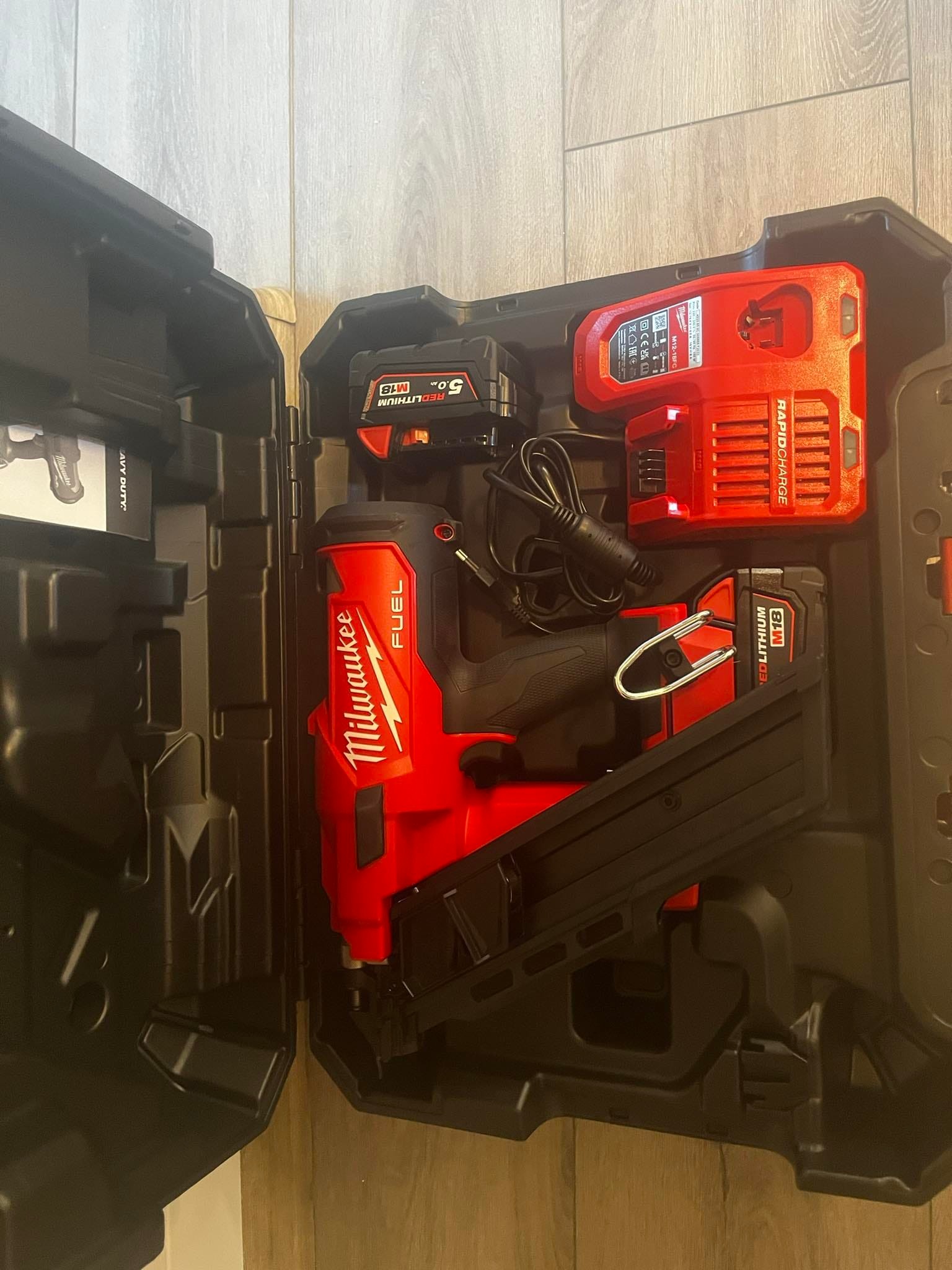 tesárska klincovačka Milwaukee